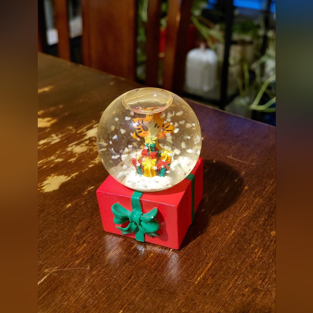 2000 Disney Mini Christmas Tigger Snow-globe